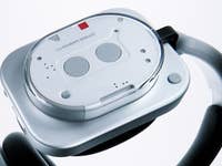 Gros plan des écouteurs Nothing montrant le design supérieur et les boutons.