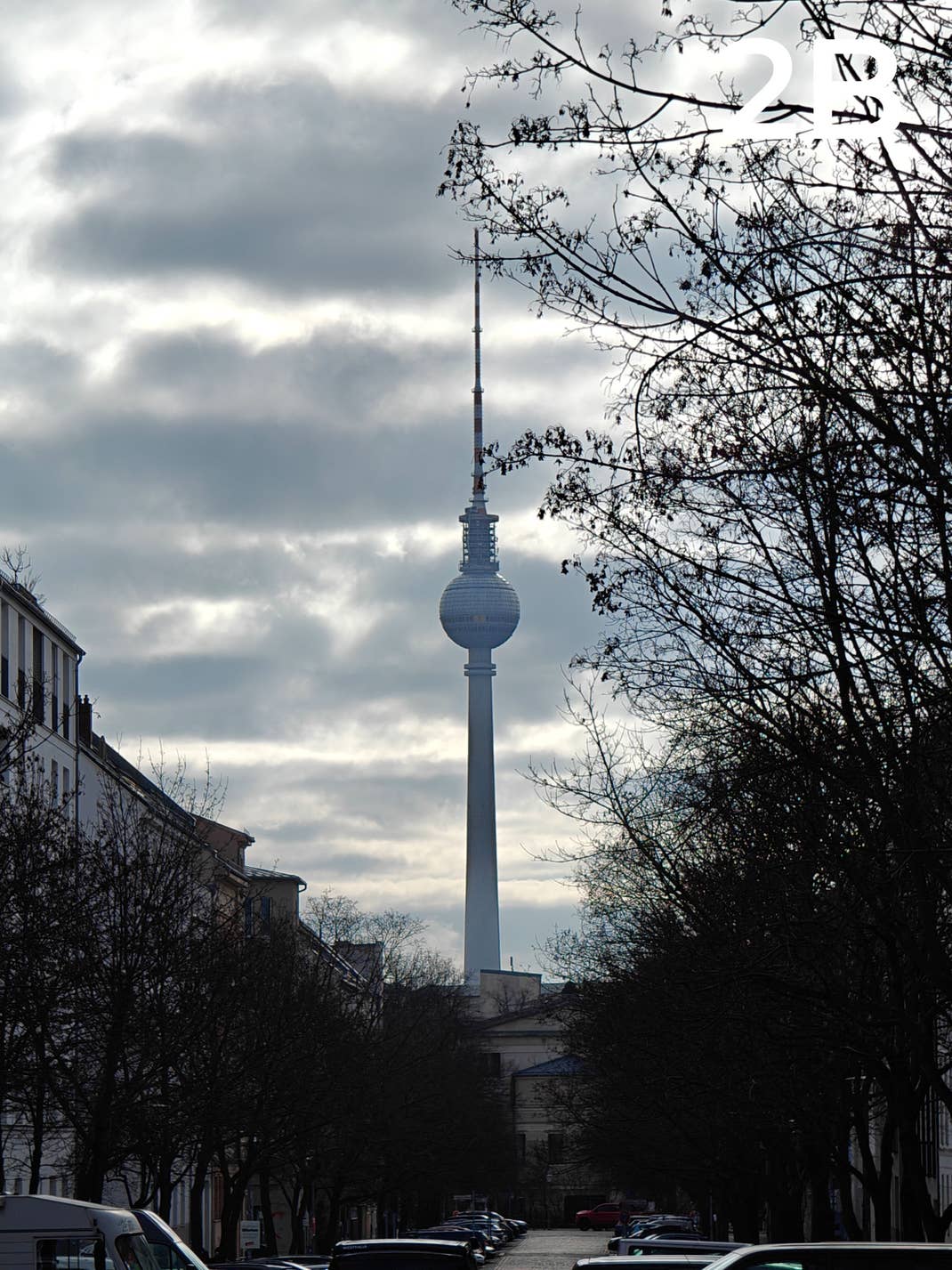 Trois écrans de smartphone affichant une interface d