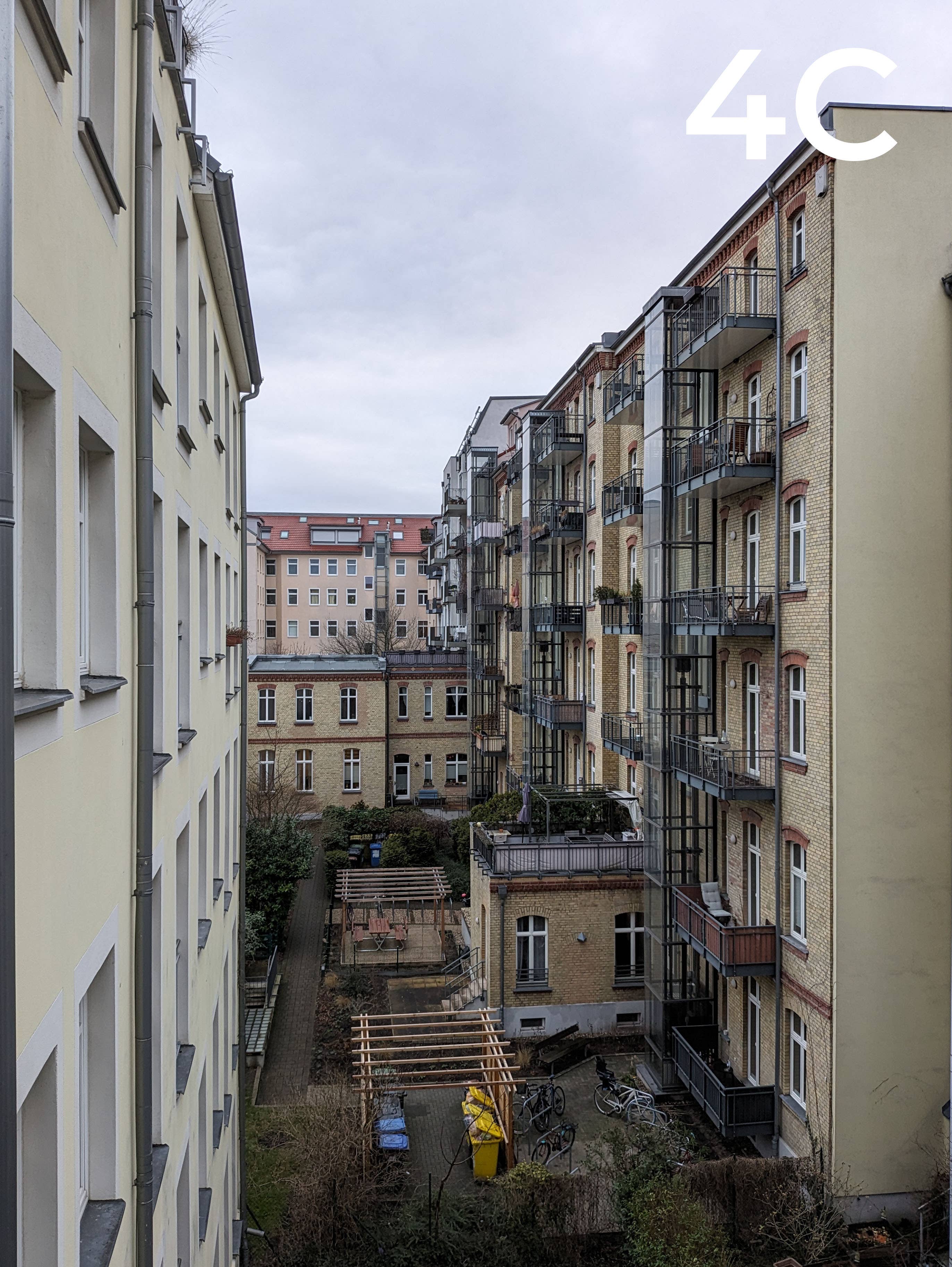 Un tondeuse robot Gardena Smart Sileno Sense sur de l