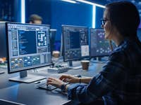 Femme assise devant un ordinateur