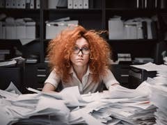 La femme stressée au bureau