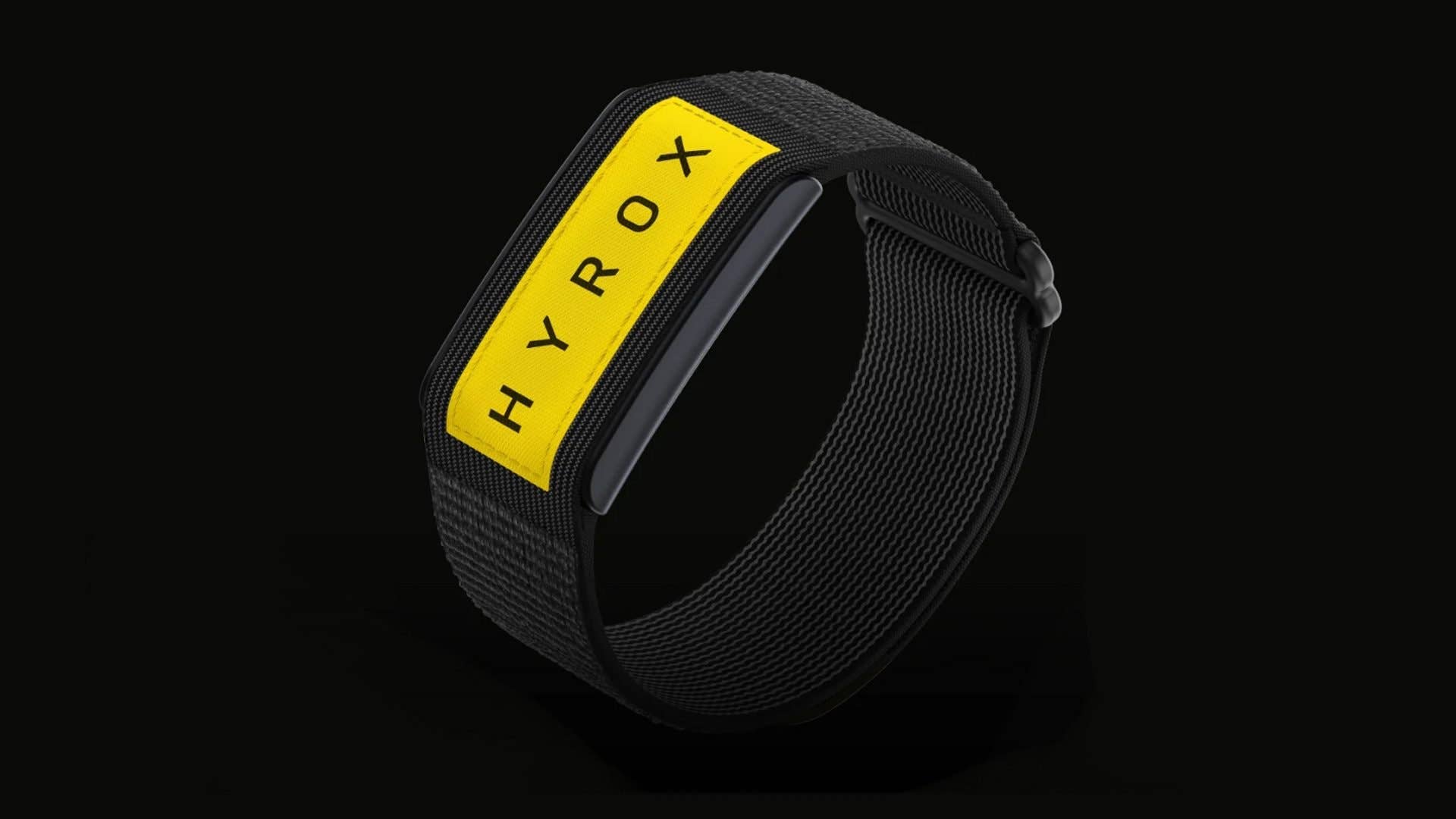 Un bracelet de fitness noir avec une étiquette jaune portant l'inscription 'HYROX'.