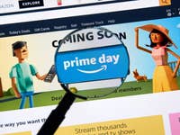 Publicité pour le Prime Day d'Amazon avec une loupe soulignant 'prime day'.