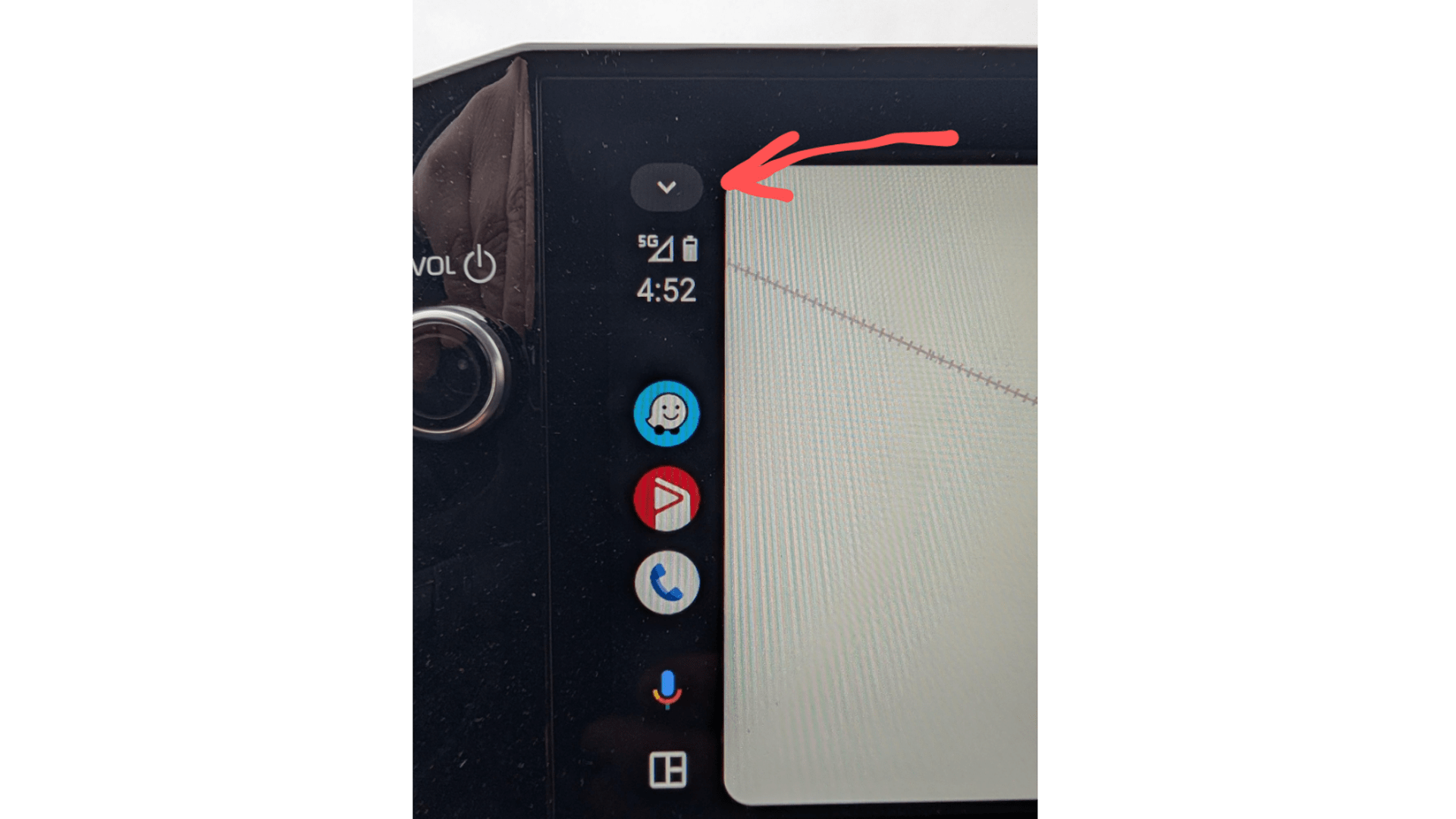 Gros plan d'un écran Android Auto affichant la force du signal et l'heure.
