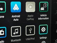 Écran affichant des options, y compris Android Auto, Apple CarPlay et informations sur le véhicule.