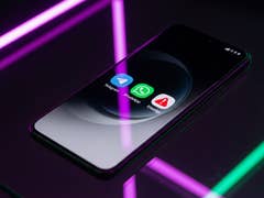 Un smartphone affichant trois icônes d'applications de messagerie : Telegram, WhatsApp et Signal sur une surface réfléchissante avec des lumières néon.