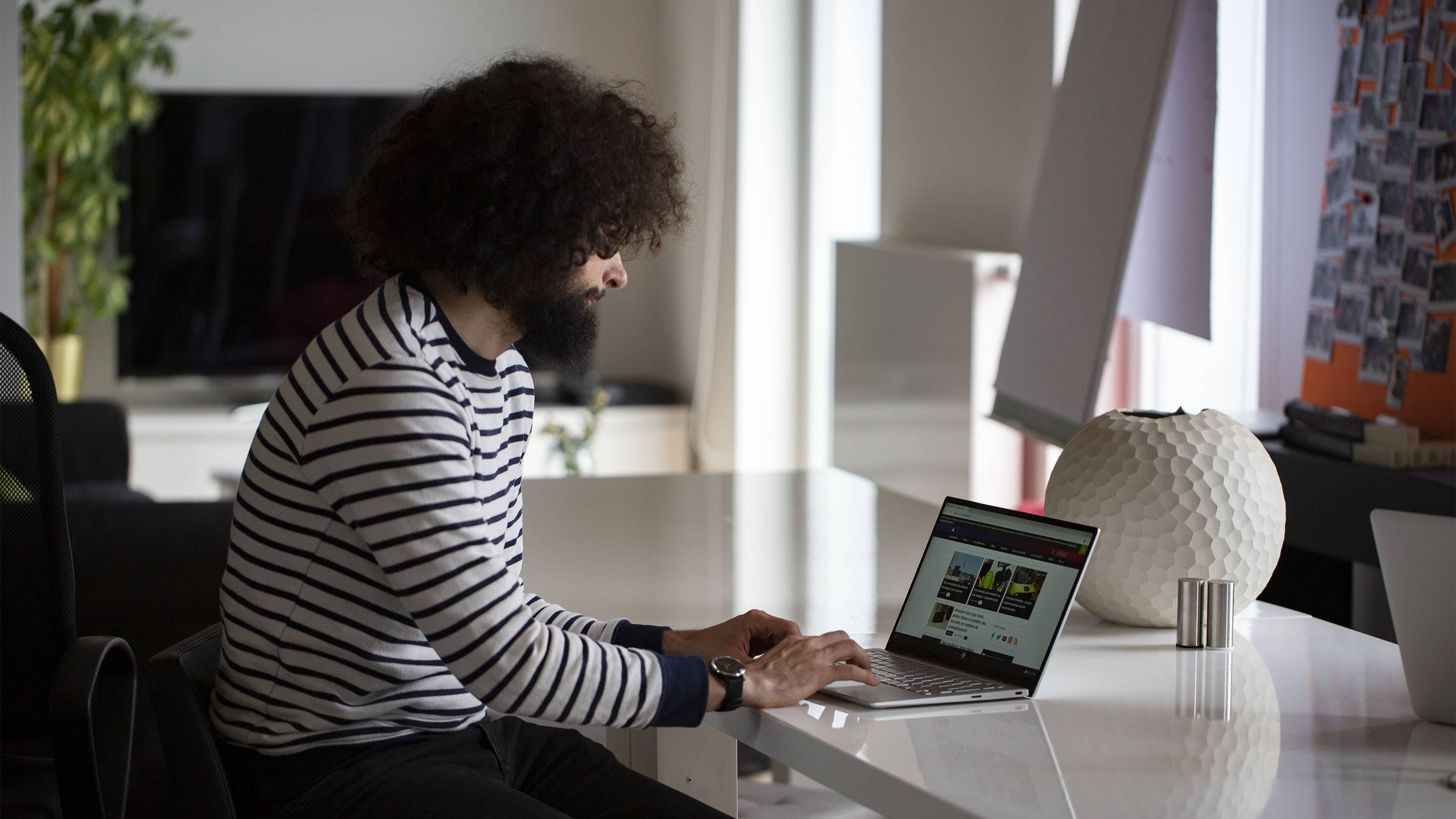 AndroidPIT Asus Chromebook Flip C434 In Use