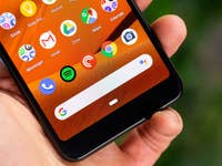 Une main tenant un smartphone Google Pixel 3a affichant diverses icônes d'applications à l'écran.