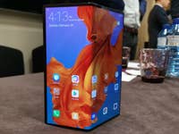AndroidPIT-huawei-mate-x-standing.jpg