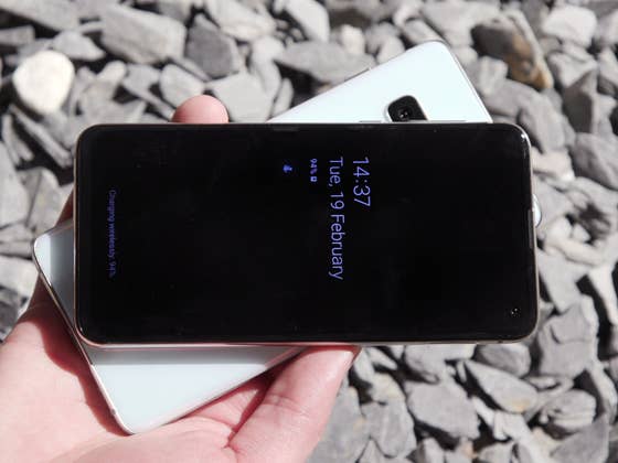 Recharge sans fil invers&eacute;e : quels smartphones sont compatibles ?