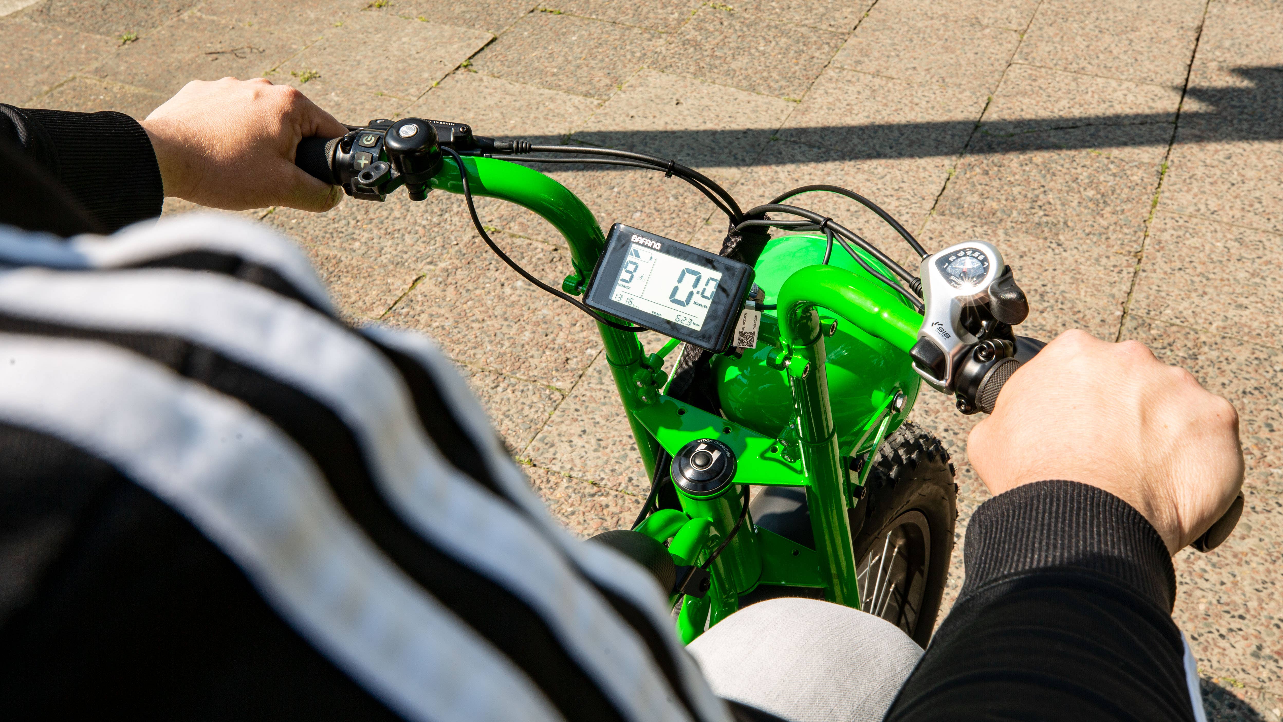 AndroidPIT unimoke urban drivestyle over shoulder