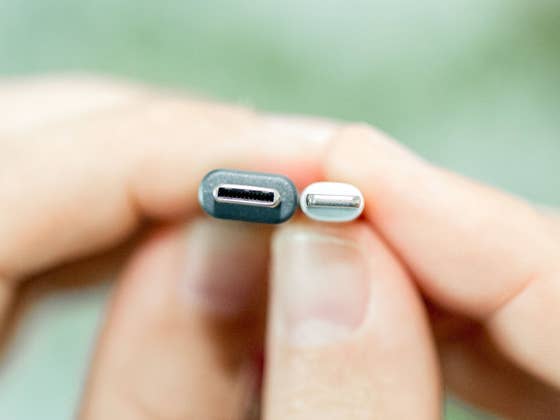 iPhone 15: Apple pourrait vous obliger à changer vos câbles en bridant le port USB-C