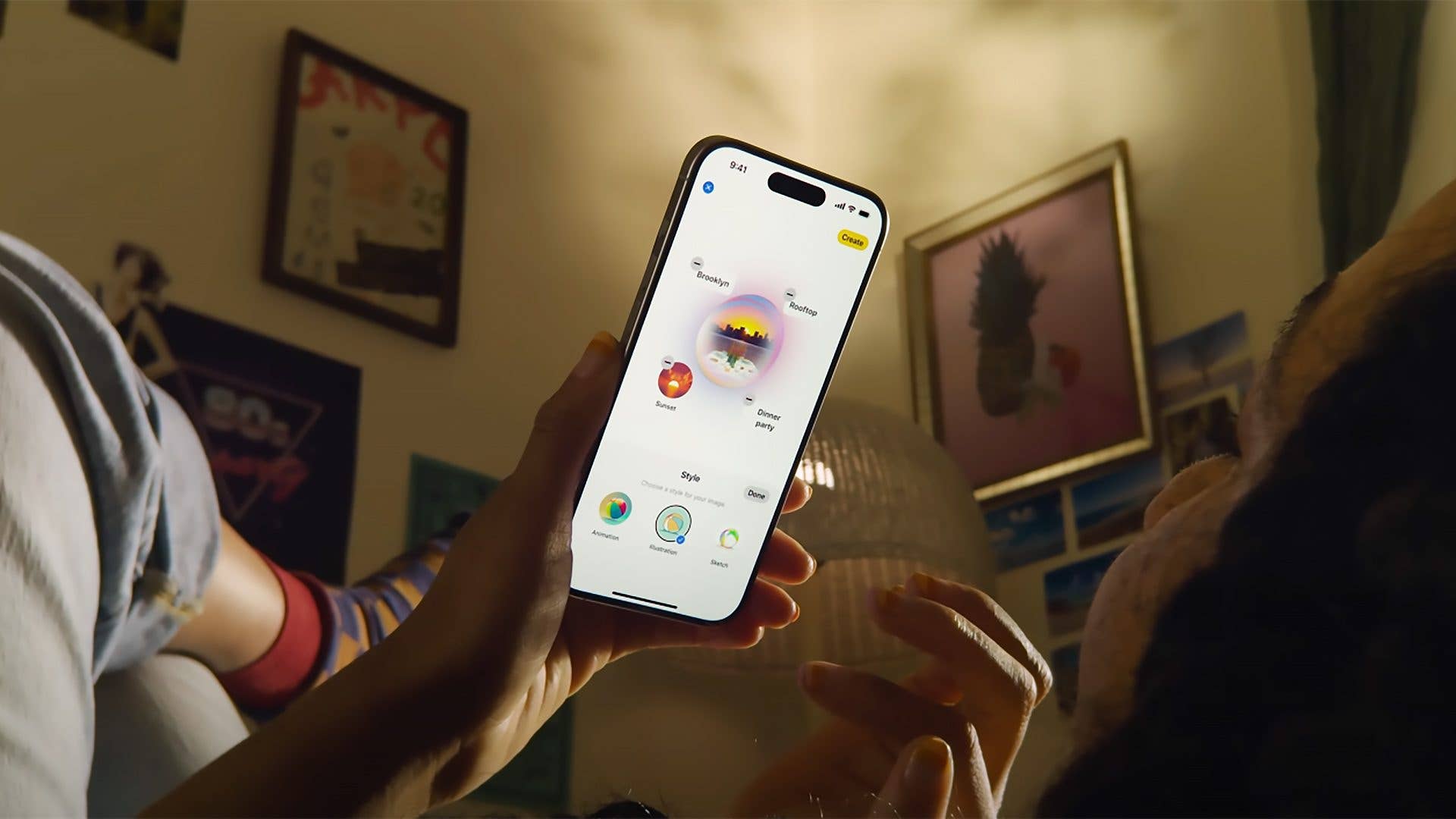 Une personne tenant un iPhone affichant une interface d'application colorée dans une pièce confortable.