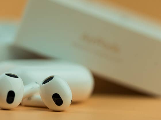 Les AirPods 3 sont &agrave; prix cass&eacute; avec un bo&icirc;tier de recharge MagSafe en prime!