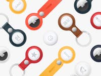 Une collection de Apple AirTags de différentes couleurs et styles, certains présentant des designs ou du texte.