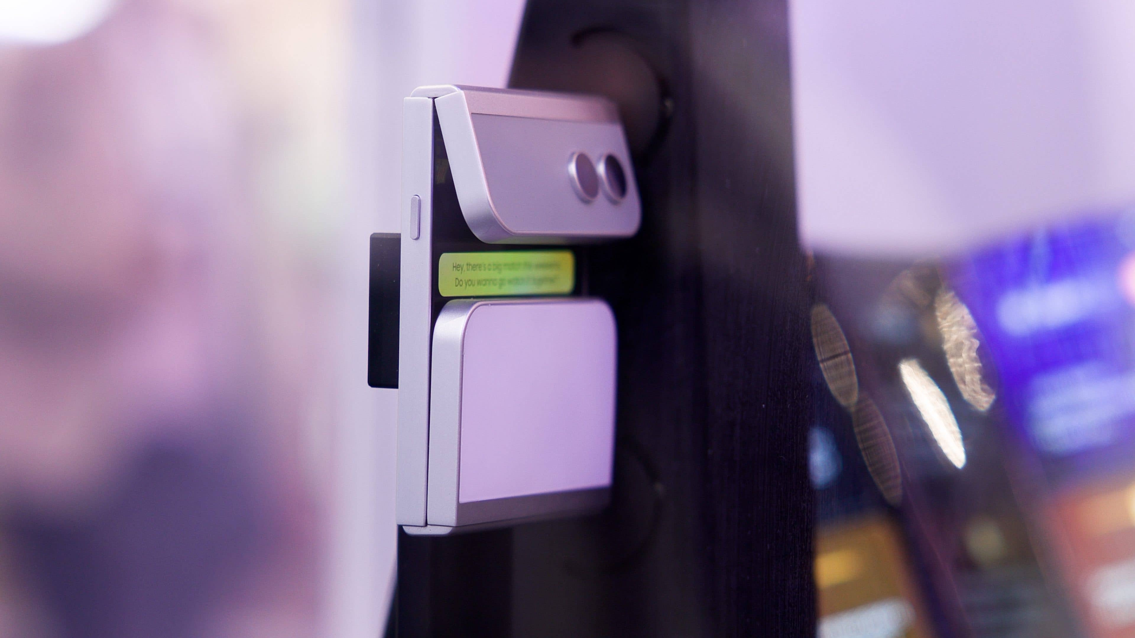 Un appareil à rabat asymétrique Samsung avec un petit écran affichant un message.