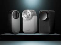 Trois serrures intelligentes présentées sur un socle, avec différents designs et couleurs, illuminées sur fond sombre.