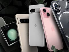 Plusieurs smartphones Android haut de gamme alignés les uns à côté des autres sur un fond noir