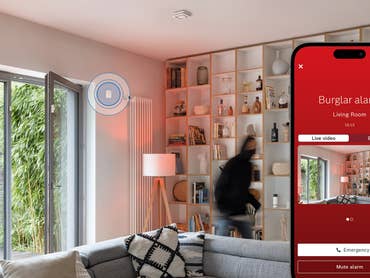 Une interface de sécurité domestique intelligente affichant une alerte d'alarme anti-intrusion dans un salon.