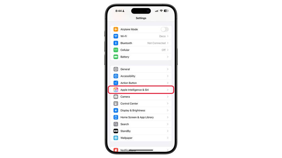 Menu des réglages de lu0027iPhone montrant des options, y compris u0027Apple Intelligence u0026 Siriu0027 en surbrillance.