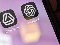 Gros plan de l'écran d'un smartphone montrant les icônes des applications ChatGPT et ChatOn AI.