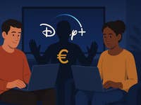 Deux personnes travaillant sur des ordinateurs portables avec un logo Disney+ en arrière-plan et une silhouette gesticulant.
