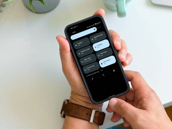 Comment forcer (presque) toutes les applications à utiliser le mode sombre sur Android
