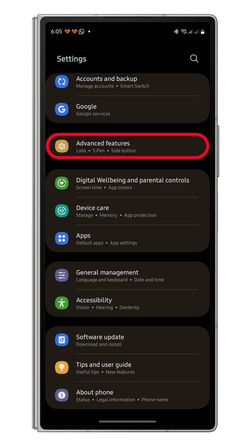 Menu des paramètres sur un smartphone affichant des options, y compris u0027Fonctions avancéesu0027 en surbrillance.