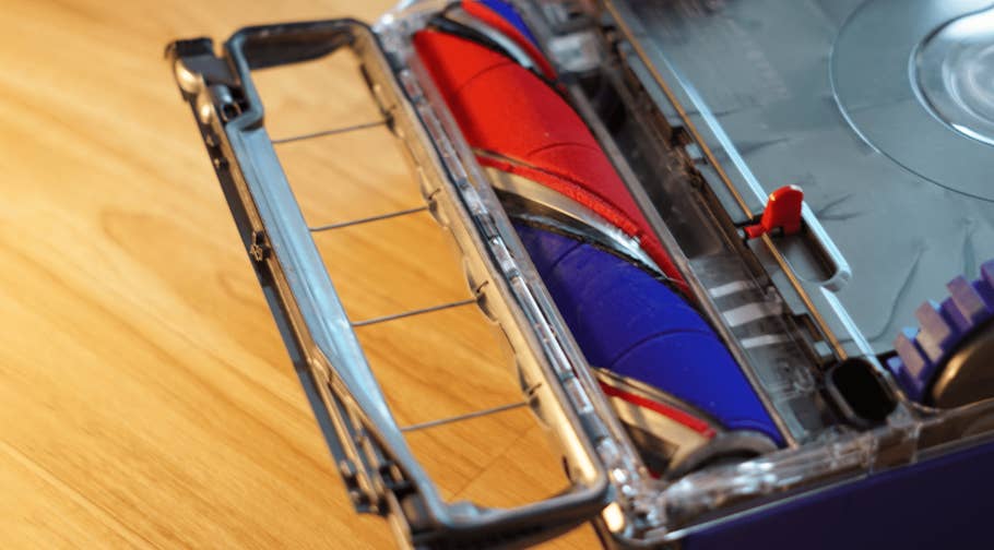 Gros plan de la brosse et du boîtier de lu0027aspirateur Dyson 360 Vis Nav.