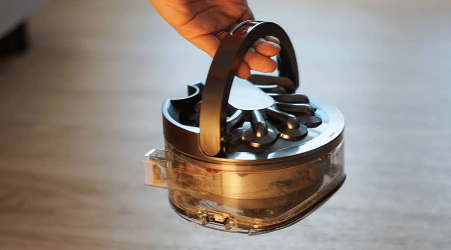 Une personne tient un composant de lu0027aspirateur Dyson 360 Vis Nav.