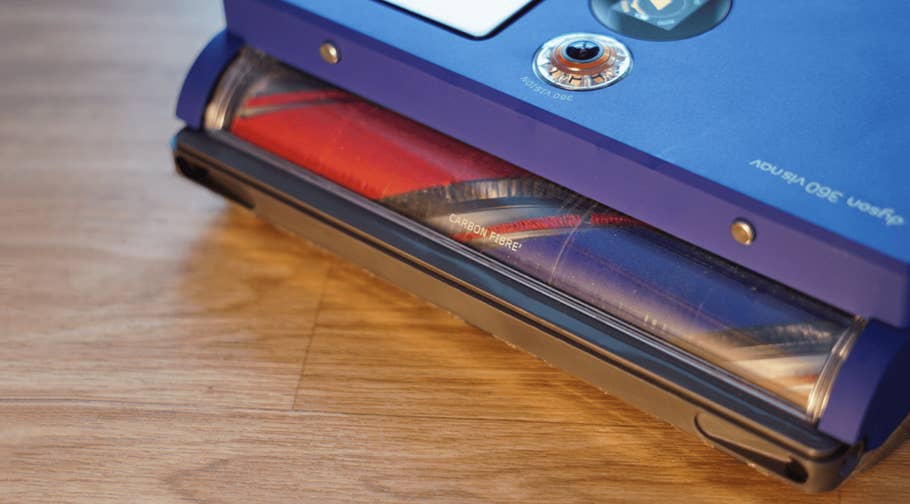 Gros plan du0027une brosse du0027aspirateur Dyson 360 Vis Nav avec des accents rouges et bleus.