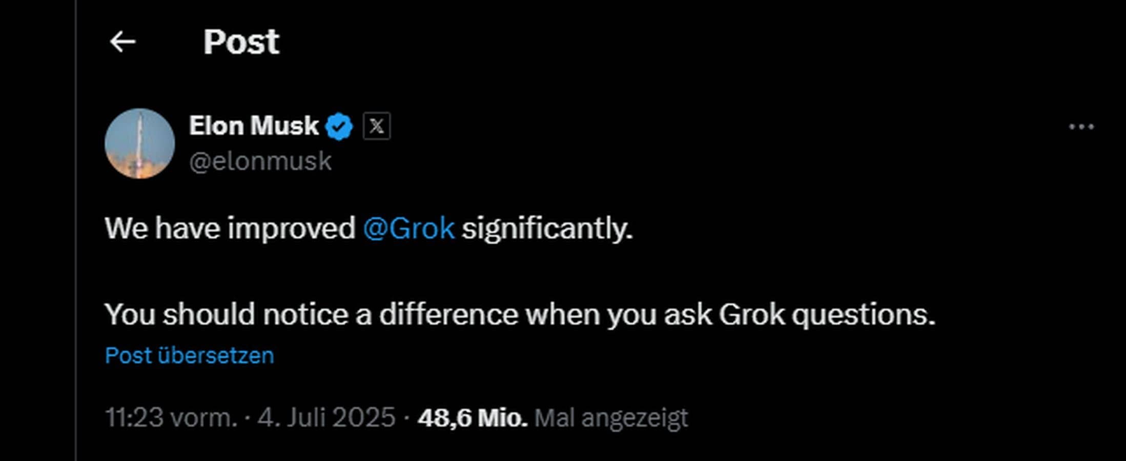 Tweet d'Elon Musk sur les améliorations de Grok, mentionnant des différences notables dans les réponses.