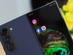 Smartphone Samsung Galaxy Z Fold 6 affichant des applications sur un fond coloré.