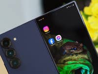 Smartphone Samsung Galaxy Z Fold 6 affichant des applications sur un fond coloré.