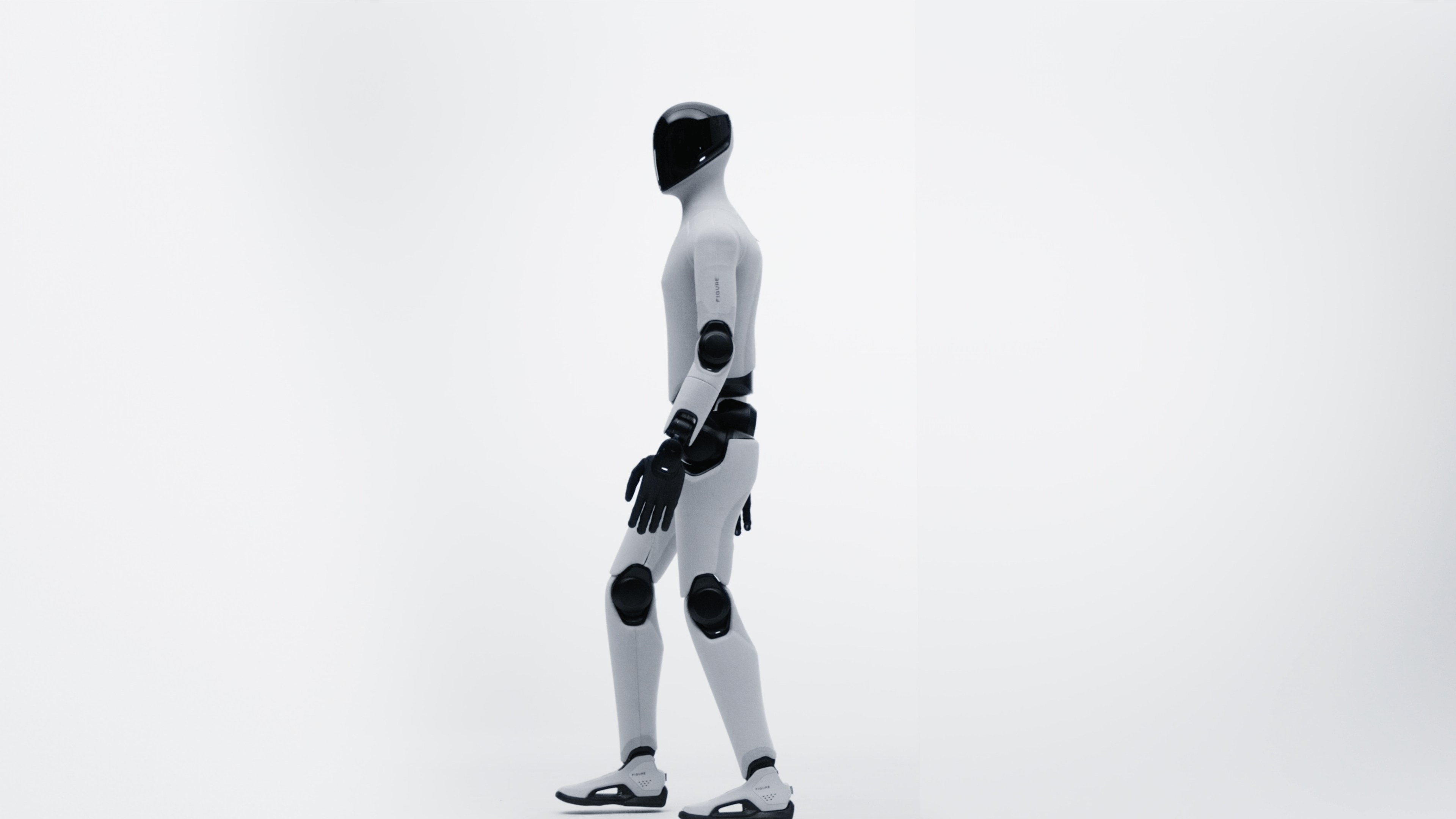 Un robot humanoide de diseño elegante caminando sobre un fondo blanco.