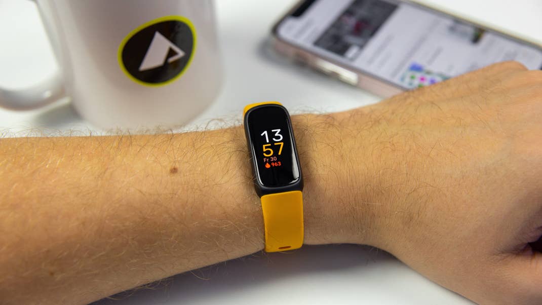 Fitbit Inspire 3 bracelet porte au poignet