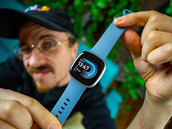 Test de la Fitbit Versa 4: Pas une smartwatch digne de ce nom