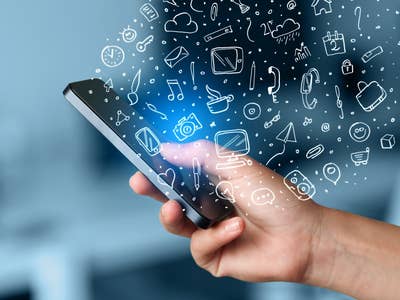 De nombreuses icônes d'applications flottent sur l'écran d'un smartphone.