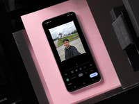 Un Samsung Galaxy S24 FE affichant un selfie avec un arrière-plan de parc.