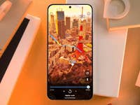 Un smartphone affichant un itinéraire Google Maps sur un paysage urbain.