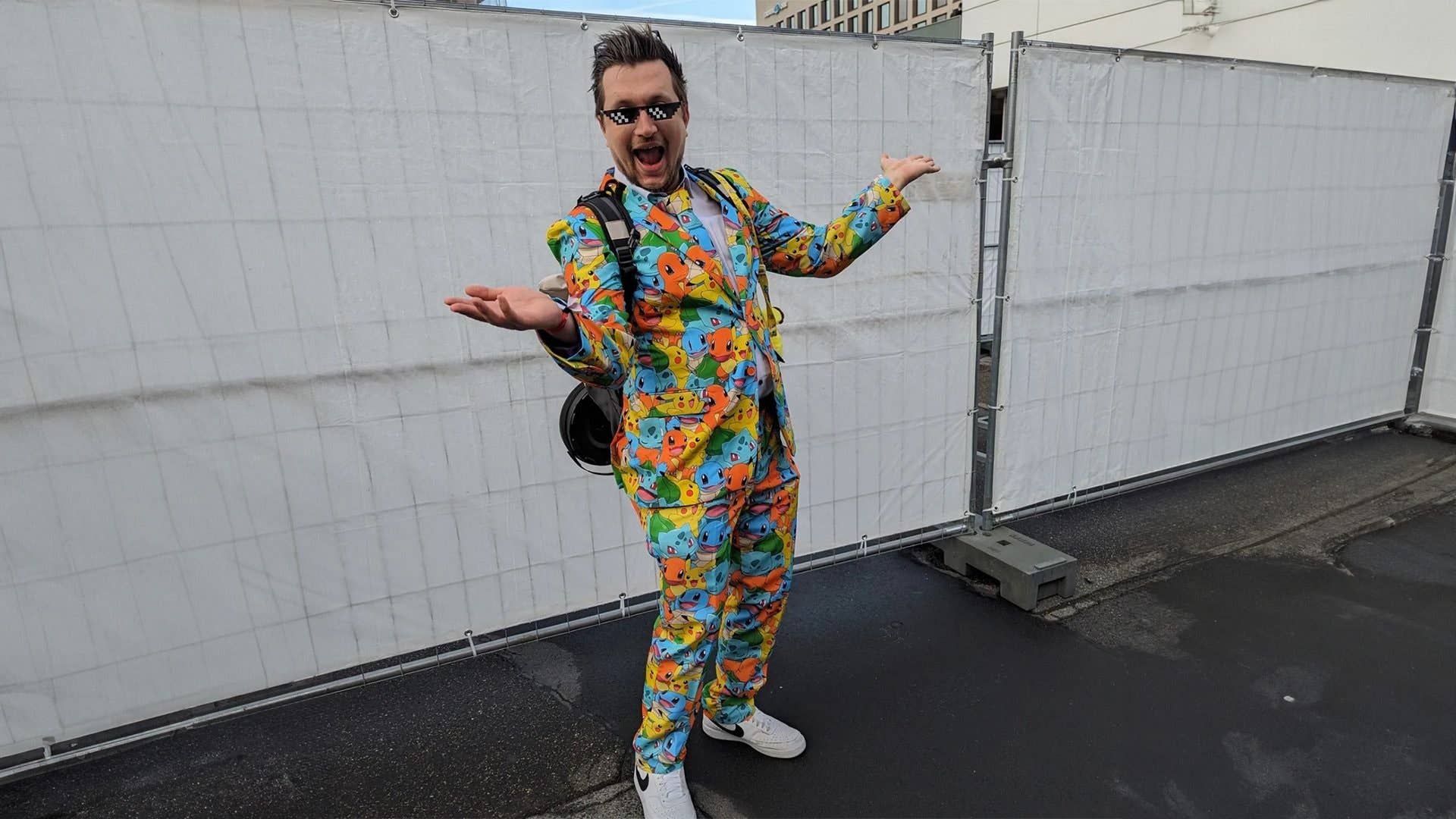 Un homme habillé d'un costume aux motifs de Pokémon pour la Gamescom.