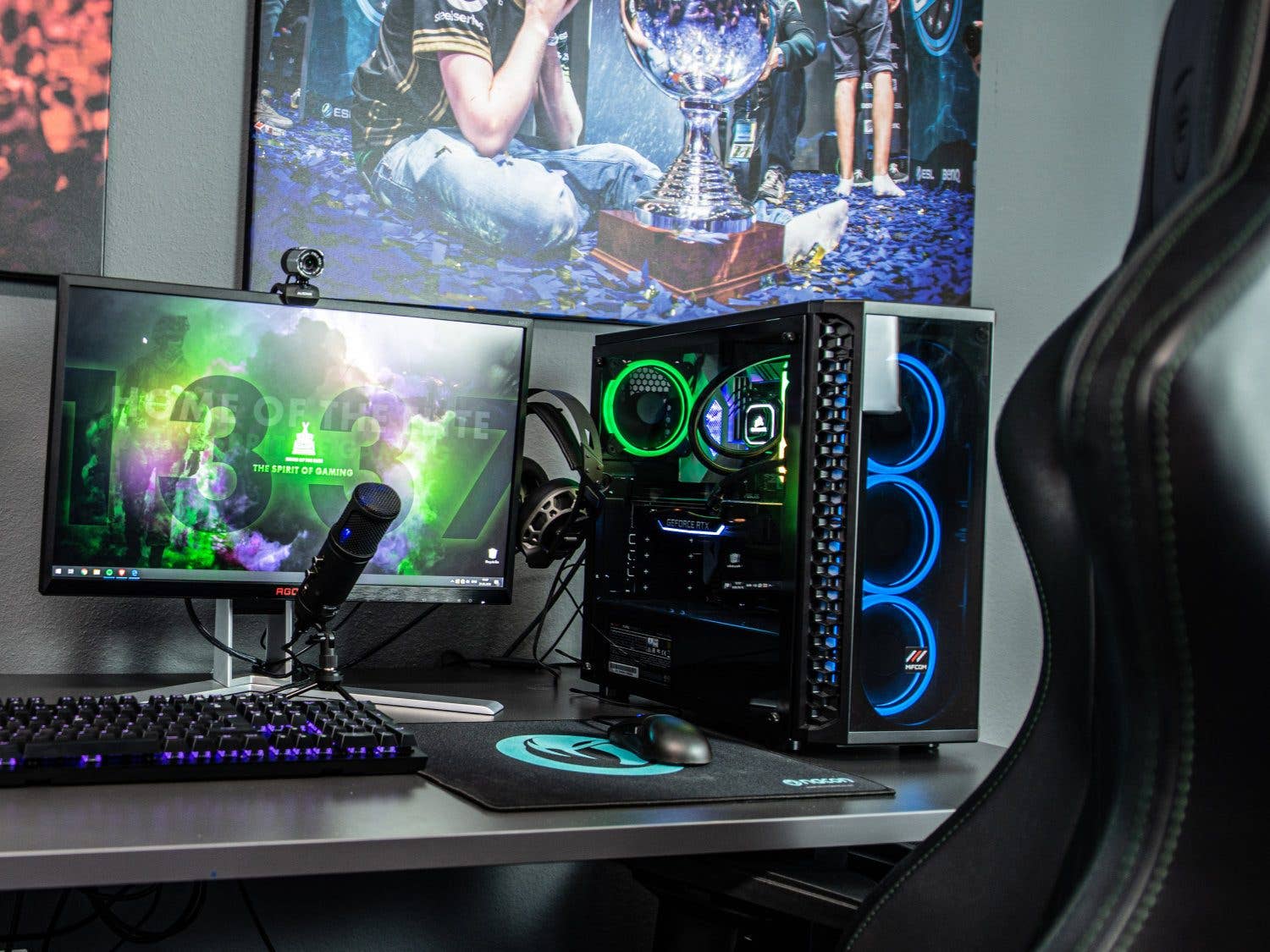 Un ensemble PC gaming avec un moniteur, un microphone et un boîtier d Un ensemble PC gaming avec un moniteur, un microphone et un boîtier d