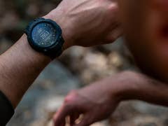 Gros plan d'une montre Garmin Instinct 3 Tactical Edition au poignet, affichant un écran numérique avec la lecture 2933.