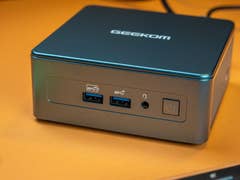 La face avant du Geekom Mini IT 13 avec ses ports USB