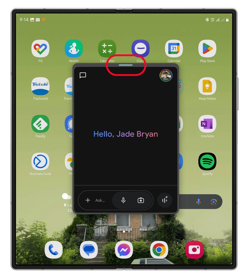 Un écran de tablette affichant des icônes du0027applications et une invite à u0027Demander à Geminiu0027 en bas.