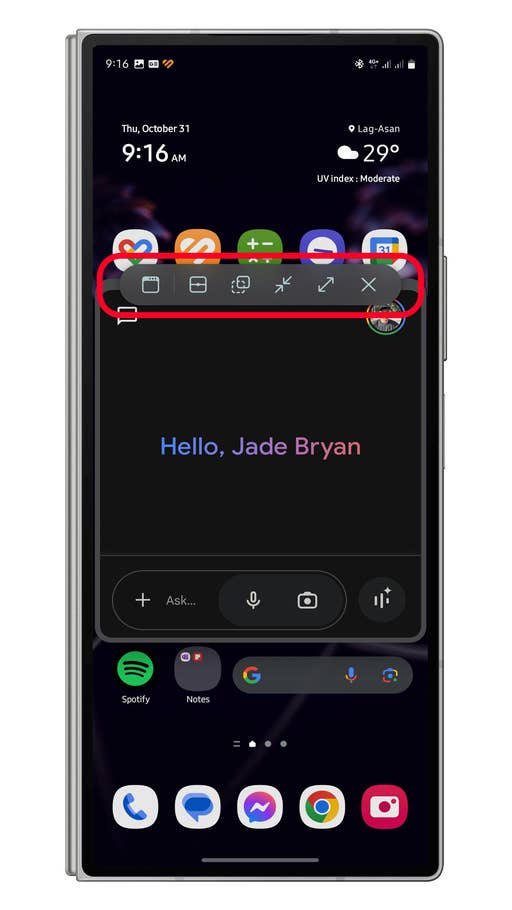 Un écran de smartphone affiche lu0027heure et la date, avec des icônes du0027application et un message disant u0027Bonjour, Jade Bryanu0027.