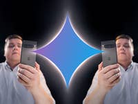 Un homme et son double vus de face et de façon symétrique, tenant un smartphone dans la main gauche et levant la main droite.