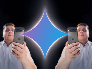 Un homme et son double vus de face et de façon symétrique, tenant un smartphone dans la main gauche et levant la main droite.