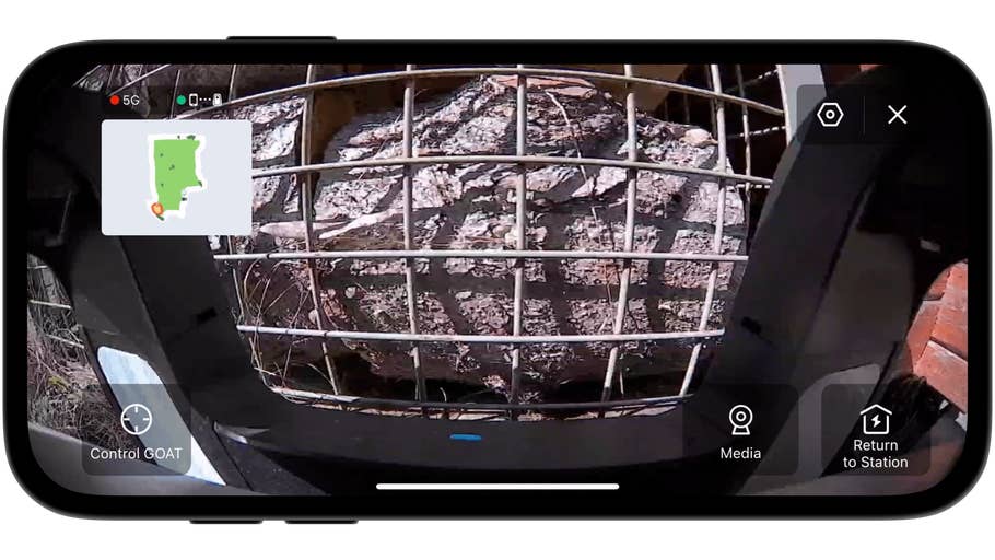 Vue du0027un appareil montrant une grille et une pierre, avec une interface de carte dans le coin.