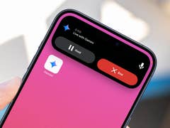 Un écran de smartphone affichant une interface d'appel pour 'Live with Gemini' avec des options pour maintenir ou terminer l'appel.